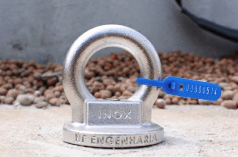 Olhal de ancoragem em aço inox gravado RF Engenharia, com lacre numerado de inspeção, instalado em laje de cobertura
