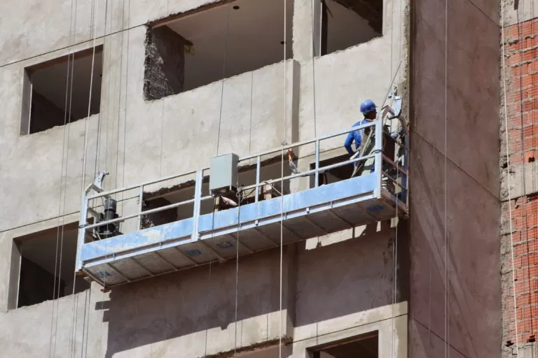 Balancim elétrico em uso na fachada de um edifício